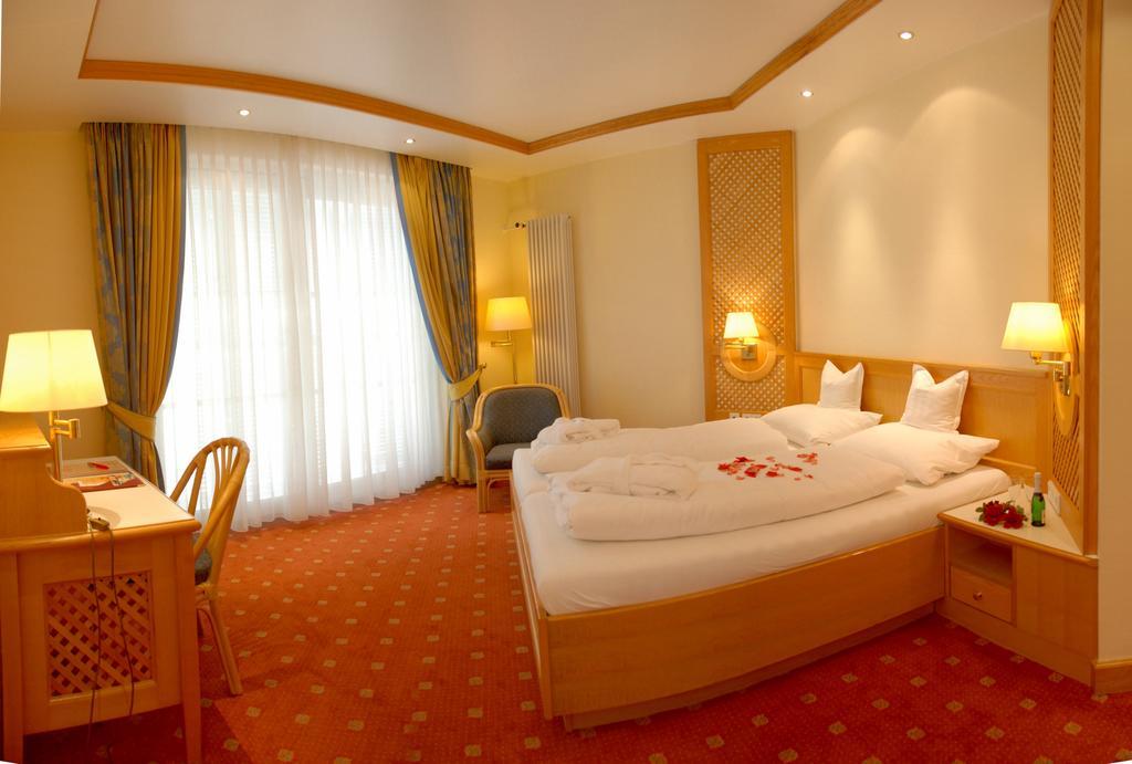 Thermenhotel Quellenhof باد فسينغ الغرفة الصورة